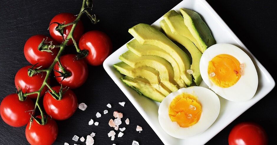 Œuf durs, avocat et tomates